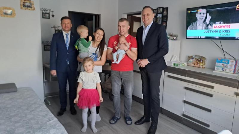 Wizyta gratulacyjna u rodziców małego Kuby