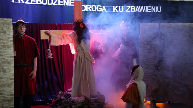 Misterium Męki Pańskiej w wykonaniu podopiecznych Młodzieżowego Ośrodka Socjoterapii w Kiernozi