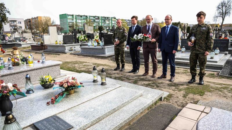 Złożenie kwiatów na grobie podporucznika rezerwy Antoniego Terebińskiego na cmentarzu dla parafii św. Ducha w Łowiczu