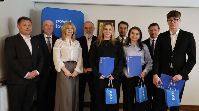 Uczniowie II LO w Łowiczu uhonorowani podczas Sesji Rady Powiatu Łowickiego