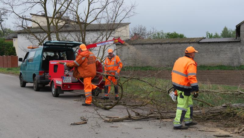 Prace porządkowe na drogach powiatu łowickiego
