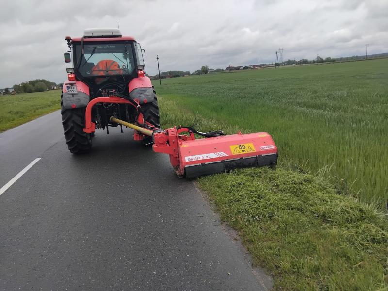 Koszenie poboczy na drogach Łyszkowice – Pszczonów, Kalenice – Głowno
