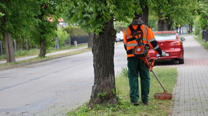 Prace porządkowe na ul. Chełmońskiego oraz na ul. Klickiego