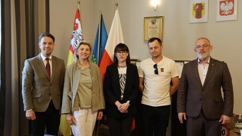 Sport, aktywność i rozwój lokalnych inicjatyw – kolejne organizacje podpisały umowy na realizację zadań publicznych wspieranych przez Powiat Łowicki w 2026 roku